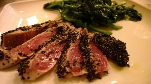 le3melarance - Tagliata di tonno al sesamo nero con spinaci alla soia