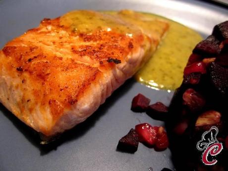 Salmone alla piastra con crema di mandarino e salvia: il piatto dell'incontenibile soddisfazione