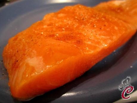 Salmone alla piastra con crema di mandarino e salvia: il piatto dell'incontenibile soddisfazione