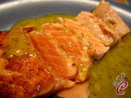 Salmone alla piastra con crema di mandarino e salvia: il piatto dell'incontenibile soddisfazione