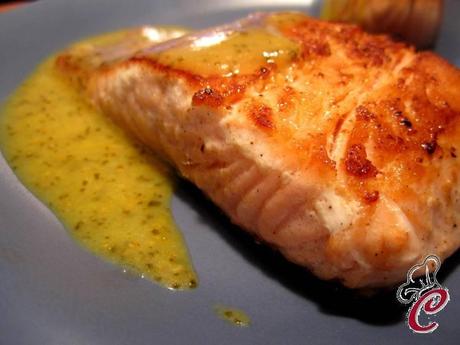 Salmone alla piastra con crema di mandarino e salvia: il piatto dell'incontenibile soddisfazione