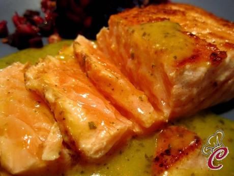 Salmone alla piastra con crema di mandarino e salvia: il piatto dell'incontenibile soddisfazione