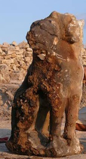 Archeologi italiani scoprono in Turchia la Porta dell'Inferno con la statua del cane-mostro a tre teste Cerbero.