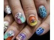 Unghie pazze colorate all’expo Tokyo: foto
