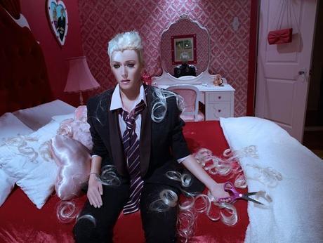 In The Dollhouse. La vita segreta di Barbie e Ken. haircut