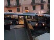 L’autobus sfonda casa: Roma singolare sveglia vettura