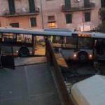 L'autobus sfonda casa: a La Rustica singolare sveglia con vettura 543