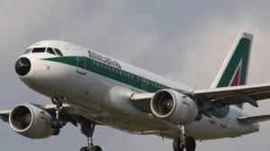 È stato presentato il piano di riassetto Alitalia. Risparmi e taglio di voli a medio raggio e personale. Critici francesi e sindacati.