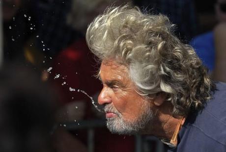 Delirio Grillo: “reddito di cittadinanza per tutti, lavorare solo se si vuole”