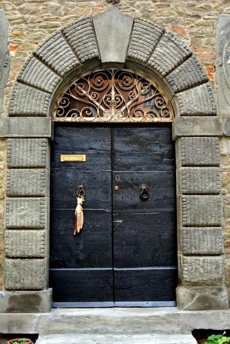 Cortona porta nera_Travel to Taste