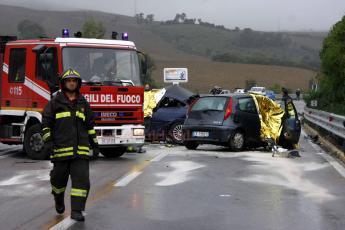 Cinque morti in scontro d'auto, conducente al volante drogato