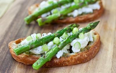 Bruschetta con ricotta fresca, asparagi alla griglia, pesto e scalogno