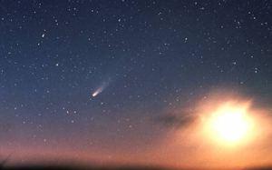 La cometa di Halley, che ha un periodo di circa 76 anni, è ricomparsa l'ultima volta nel 1986, anno a cui si riferisce questa foto. Le comete orbitano inosservate nel sistema solare fino a quando si avvicinano alla nostra stella abbastanza da risentire degli effetti del suo calore. Quest'ultimo scioglie parte dei ghiacci di cui sono costituite, generando la coda che ce le rende visibili.
