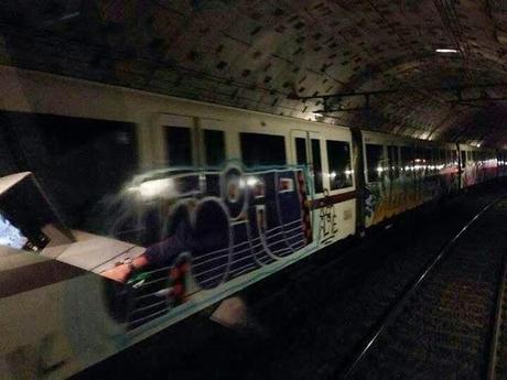 È possibile che i vandali writer impattino anche sul vostro tempo di attesa di una metro in stazione? Certo che è possibile