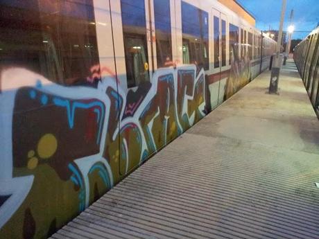 È possibile che i vandali writer impattino anche sul vostro tempo di attesa di una metro in stazione? Certo che è possibile