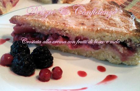 Crostata alla crema con frutti di bosco e mele