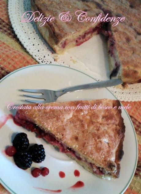 Crostata alla crema con frutti di bosco e mele