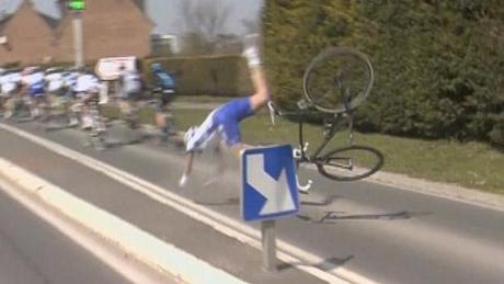Yohann Offredo catapultato per terra dopo aver centrato un segnale stradale alla Roubaix © video-cool.com