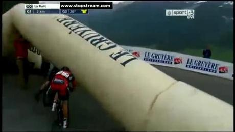 Il crollo dello striscione dei 2 km sui corridori al Tour de Suisse © video.repubblica.it