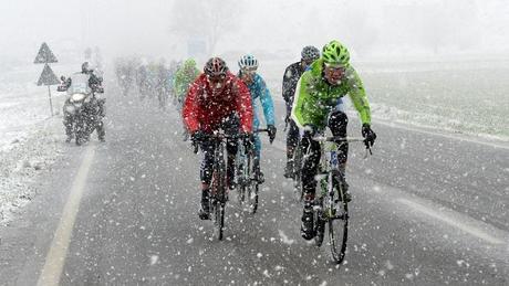 Gente dispersa nella neve della Classicissima di primavera © Bettiniphoto