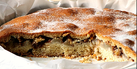 Torta al miele ripiena con pere e noci.