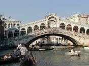 Canal Grande ponte Rialto Gondola agganciata vaporetto