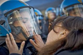 Manifestazione NO TAV... Quando una foto dice molto di più.