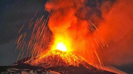 L'ETNA ILLUMINA IL CIELO DI ROSSO