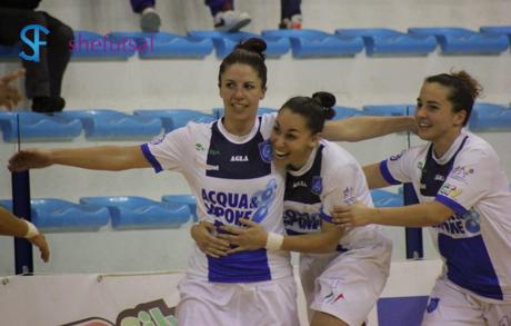 Sara Iturriaga segna il gol del montesilvano nel derby Montesilvano-Az calcio a 5 femminile