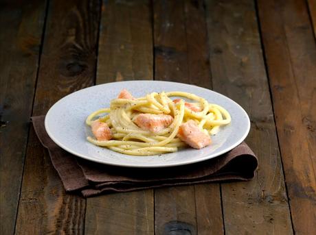 Spaghetti cacio, pepe e salmone 