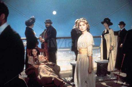 e_la_nave_va_freddie_jones_federico_fellini_023_jpg_hjka