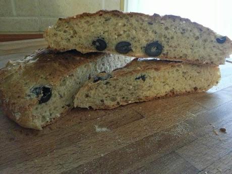 Pane ai cereali e olive nere