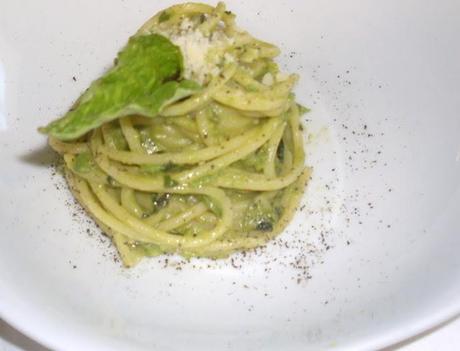 SPAGHETTI AL PESTO DI PISELLI;NOCI E BASILICO