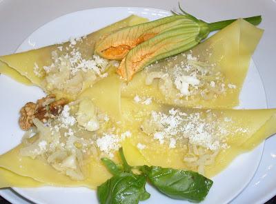 FAZZOLETTI DI PASTA CON FIORI DI ZUCCHINE E ACCIUGHE SOTT'OLIO