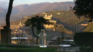 Spoleto e la Rocca viste dal giardino