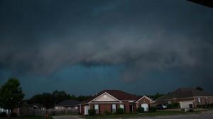 Decine di tornado hanno investito in queste ore il Midwest Usa, causando pesanti devastazioni e sei morti accertate. 