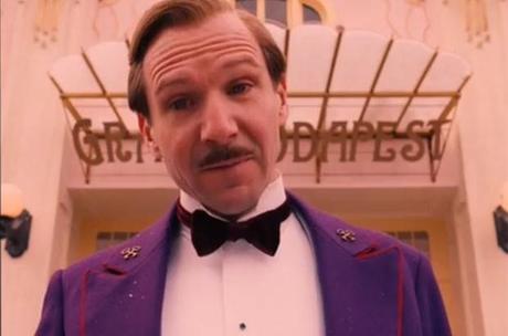 Ralph Finnies è Gustave H in 'The Grand Budapest Hotel' di Wes Anderson