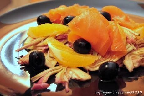 Insalata di carciofi, arance, olive nere e salmone affumicato