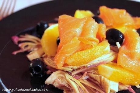 Insalata di carciofi, arance, olive nere e salmone affumicato