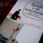 “Sposati e sii sottomessa”: Spagna, donne in rivolta contro libro choc