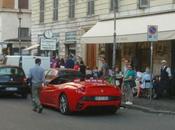 rossa Ferrari sempre divieto vendita euro scatto turisti vogliono immortalarcisi fianco. Pietosissima miserabile storia della fuoriserie utilizzata come gladiatore Colosseo