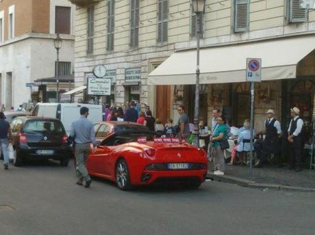 La rossa Ferrari sempre in divieto sta in vendita a 5 euro a scatto ai turisti che vogliono immortalarcisi a fianco. Pietosissima e miserabile storia della fuoriserie utilizzata come un gladiatore del Colosseo