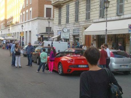 La rossa Ferrari sempre in divieto sta in vendita a 5 euro a scatto ai turisti che vogliono immortalarcisi a fianco. Pietosissima e miserabile storia della fuoriserie utilizzata come un gladiatore del Colosseo