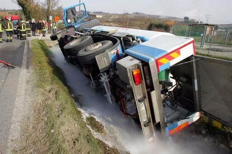 INCIDENTE SULLA A18 - UN TIR FINISCE IN UNA SCARPATA