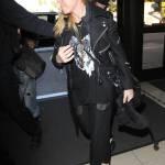 Madonna trasandata all’aeroporto: la borsa però è di Gucci (foto)