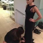 Victoria Beckham inginocchiata a sistemare l’abito di Eva Longoria (foto)