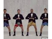 Modelli suonano ballano Jingle Bells boxer nello spot intimo (Video)