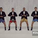 Modelli suonano e ballano Jingle Bells in boxer nello spot di intimo (Video)