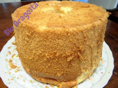 Orange chiffon cake con crema all'arancia ricoperta di panna aromatizzata al succo di melograno