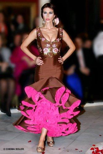 I vestiti da flamenca ricamati di Lina, si ispirano (anche) allo scialle spagnolo
